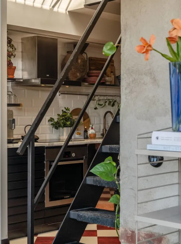 cuisine avec escalier acier noir dans appartement en duplex décoration scandinave