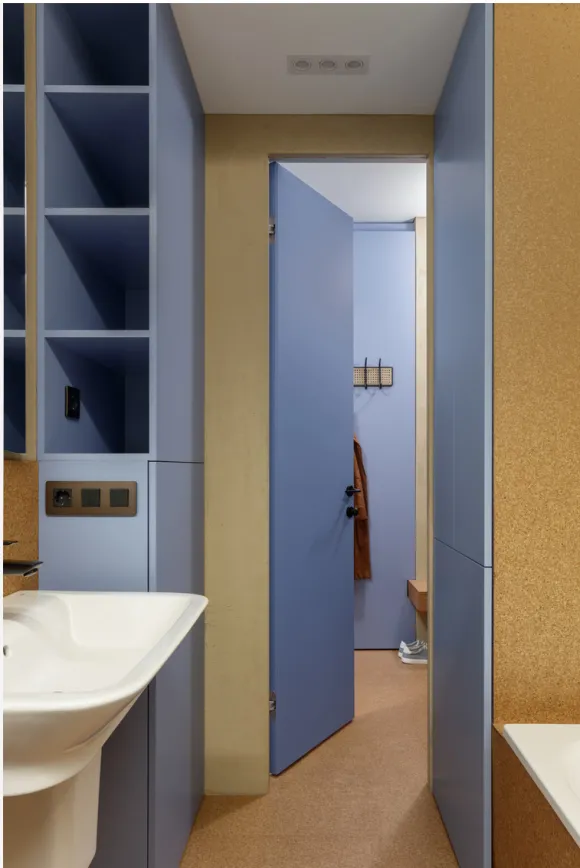 salle de bain mur liège mobilier bleu