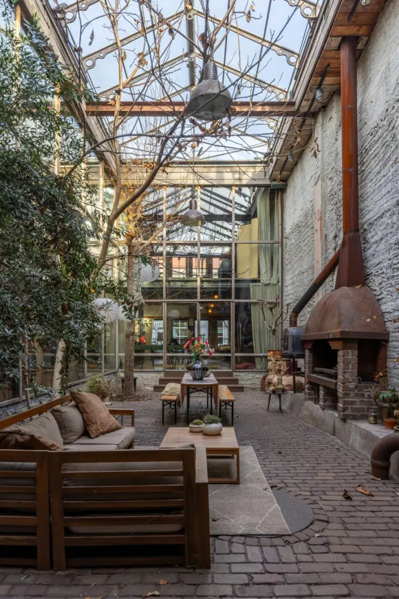 maison de ville avec cour dans ancien cinéma