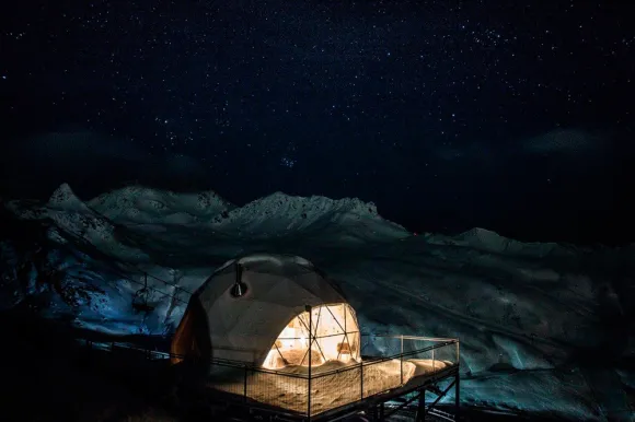 façade maison dôme sous la neige