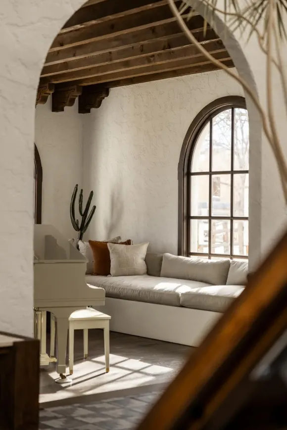 salon avec poutres décoration rustique chic maison rénovée