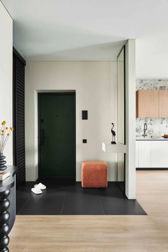 entrée avec pouf orange appartement 105m2 décoration contemporaine