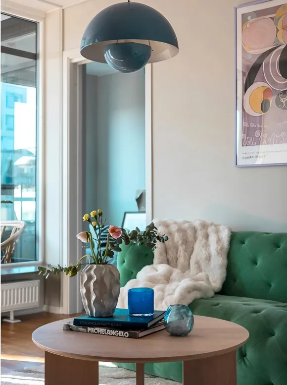 salon canapé vert suspension Flowerpot appartement moderne et coloré de 76m2 décoration scandinave