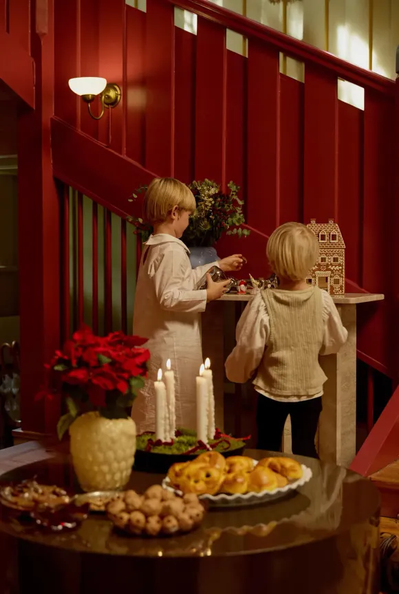 salon décoration de Noël scandinave dans vieille maison en bois