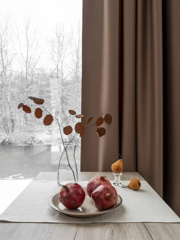 salle à manger avec baie vitrée vue paysage enneigé