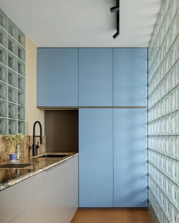 cuisine bleue studio 41m2 transformé en deux-pièces décoration contemporaine pavés de verre