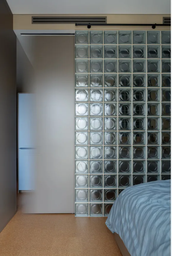 chambre studio 41m2 transformé en deux-pièces décoration contemporaine pavés de verre