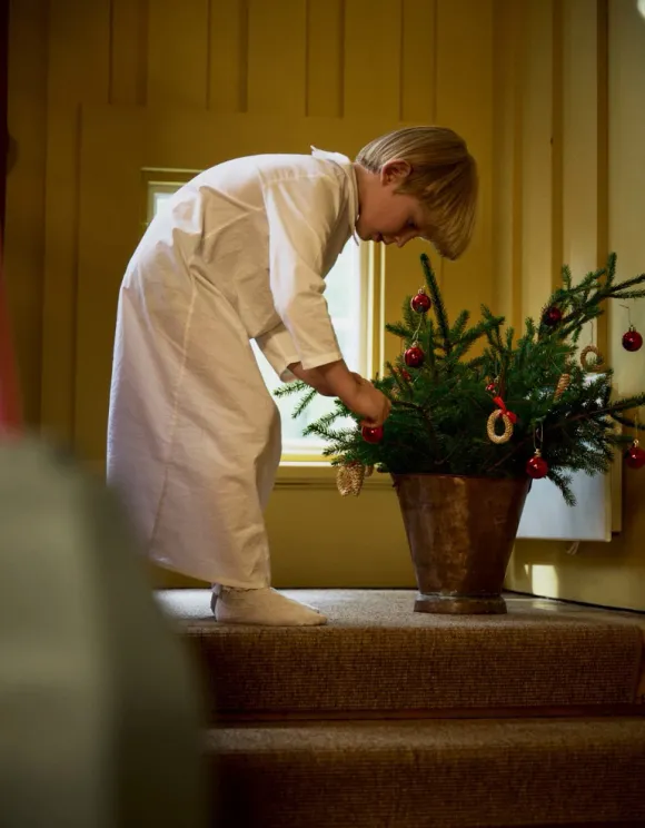 décoration de Noël scandinave dans vieille maison en bois