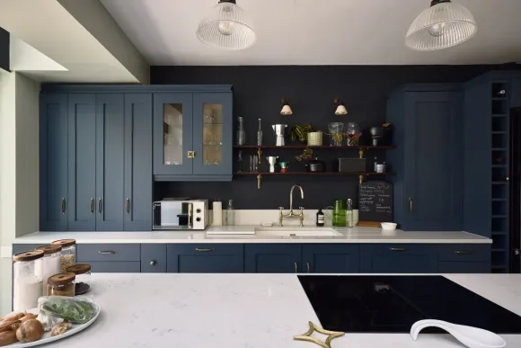 cuisine bleue shaker sur jardin maison victorienne décoration contemporaine
