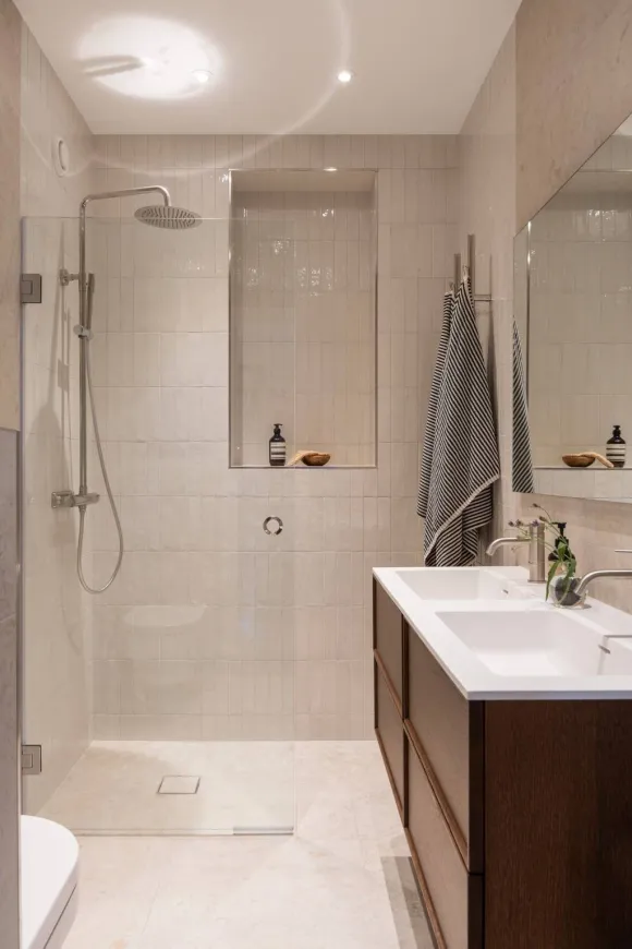 salle de bain contemporaine murs zelliges blanc cassé