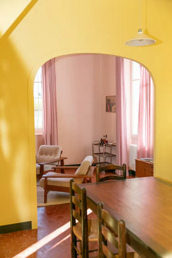 salle à manger murs jaunes et salon murs roses maison de ville Marseille décoration vintage Villa Medjé