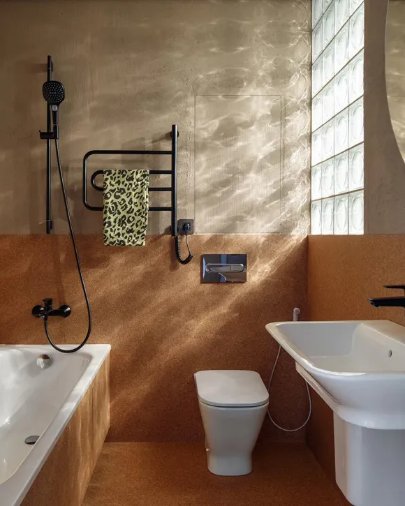 salle de bain mur liège et béton pavés de verre