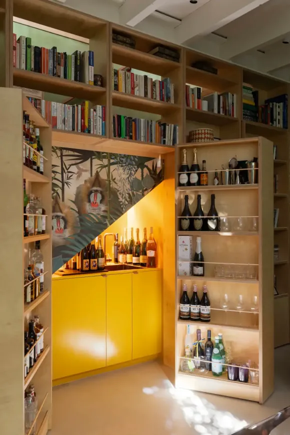 bar dans salon mur vert décoration contemporaine maison victorienne rénovée Londres