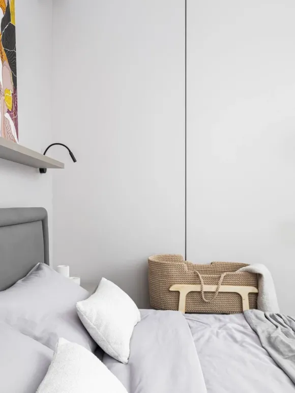 chambre avec couffin bébé décoration design grise petite maison miroir de 36m2
