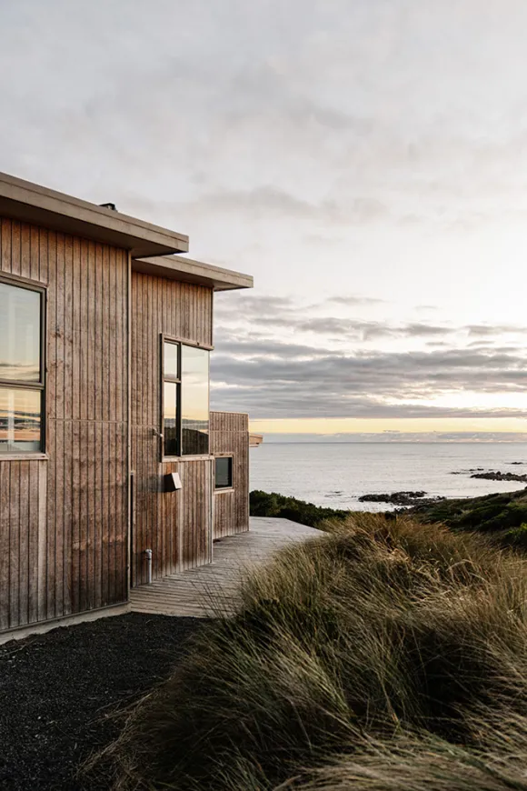 maison contemporaine en bois face à l'océan Austral Shore House King Island Tasmanie