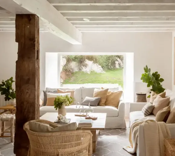 salon avec poutres décoration rustique chic maison rénovée Espagne
