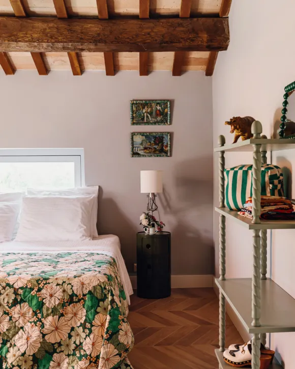 chambre avec poutres décoration contemporaine maison en pierres Italie avec piscine rénovée dans les Marches
