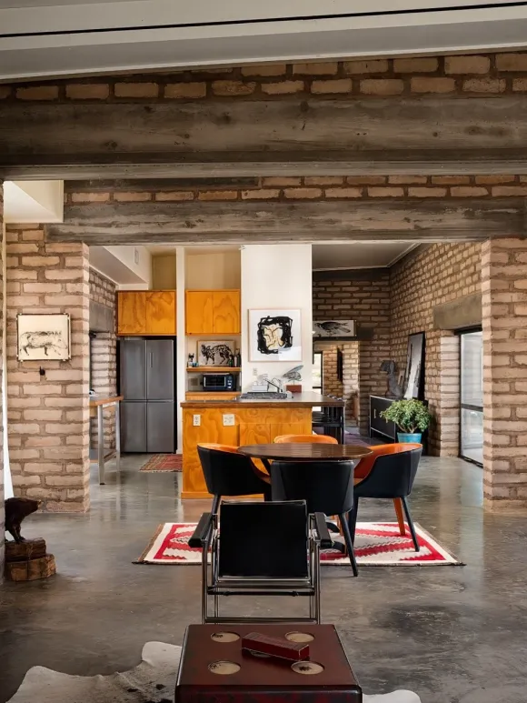 salle à manger murs briques décoration mid-century maison Marfa