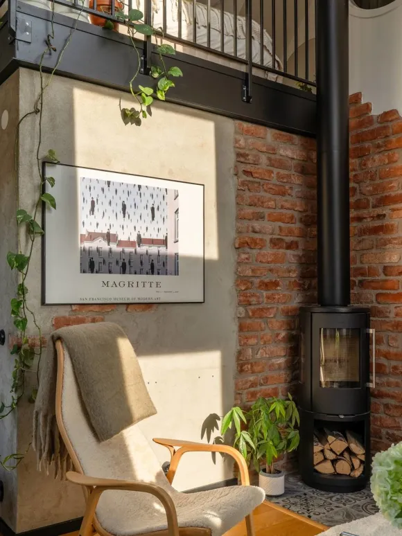 salon double hauteur avec poêle murs de briques et mezzanine décoration scandinave
