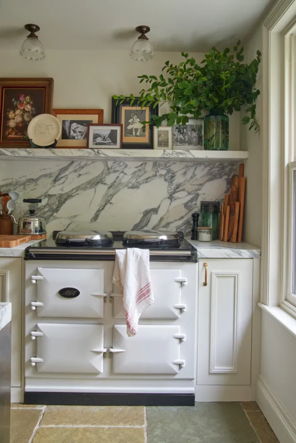 cuisine anglaise décoration classique chic avec piano de cuisson Aga