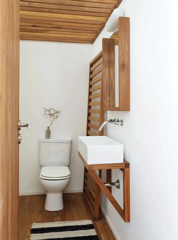 toilettes blanc et bois