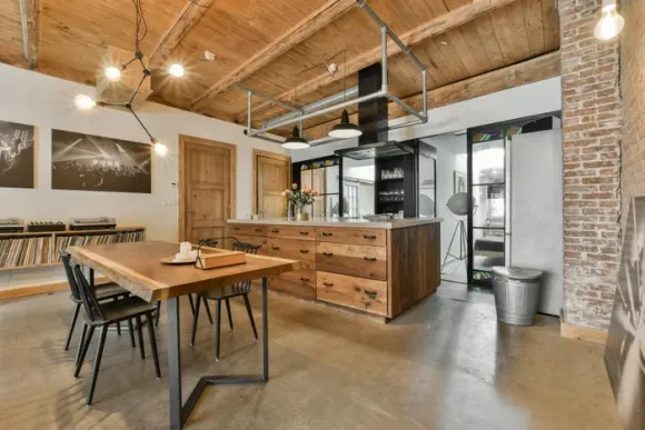 cuisine ouverte et salle à manger sol béton ciré loft 105m2 Amsterdam mur briques anciennes