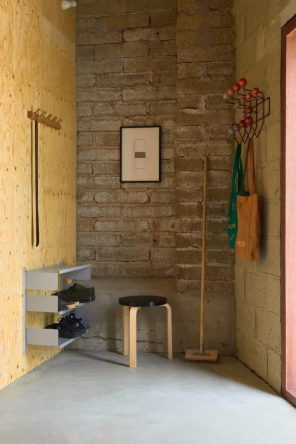 entrée mur brique grange rénovée en maison architecte The Old Byre Ile de Wight
