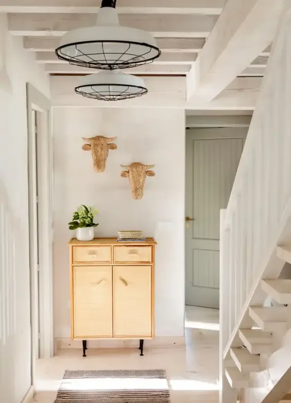 entrée avec poutres et escalier décoration rustique chic maison rénovée Espagne