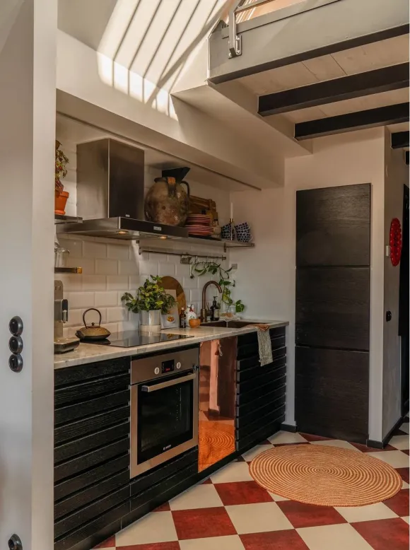 cuisine noire design avec sol à damier rouge et blanc dans appartement en duplex décoration scandinave