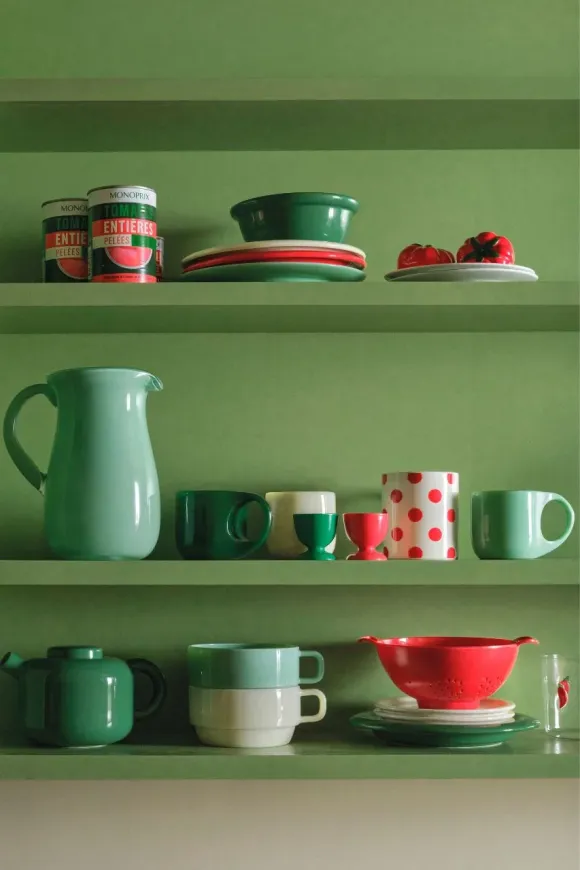 étagère verte avec vaisselle rouge verte et blanche