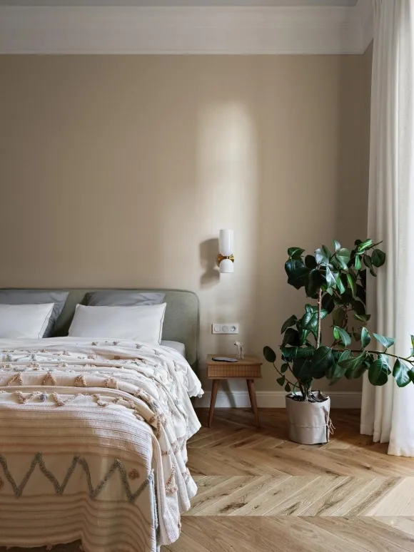 chambre murs beiges appartement de 78m2 décoration vintage scandinave