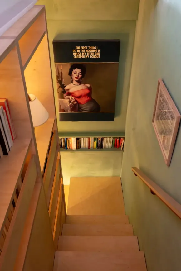 escalier bois avec bibliothèque garde-corps