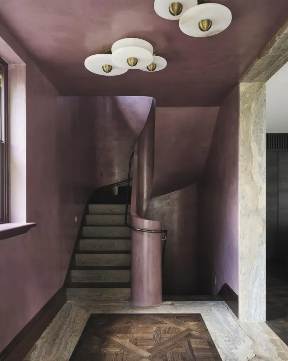 escalier mur et plafond violet décoration contemporaine