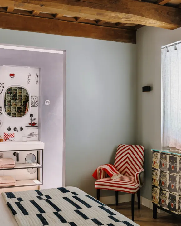 chambre avec poutres décoration contemporaine maison en pierres Italie avec piscine rénovée dans les Marches