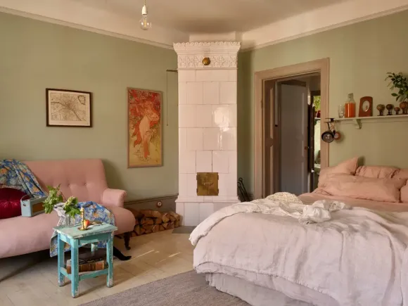 chambre vintage murs vert et coin salon avec poêle décoration scandinave