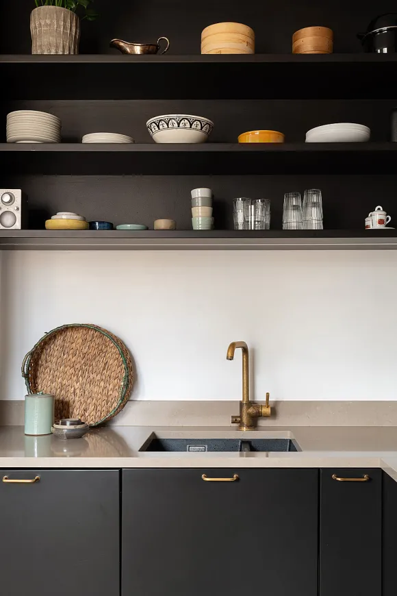 étagères ouverte dans cuisine noire décoration scandinave