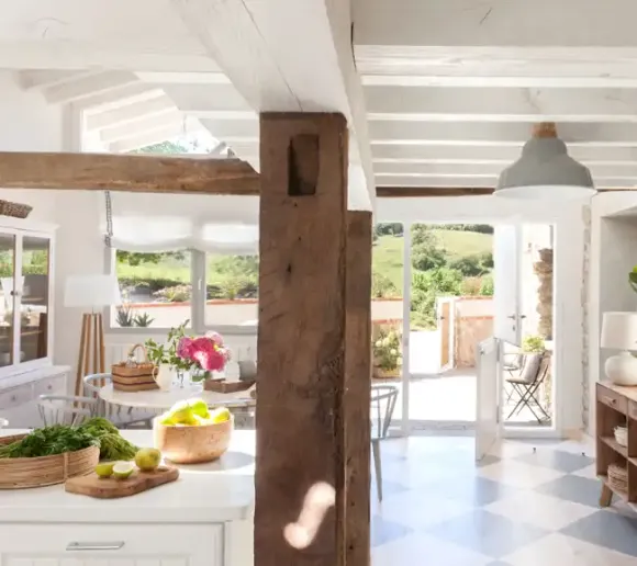 cuisine avec poutres et sol à damier décoration rustique chic maison rénovée Espagne