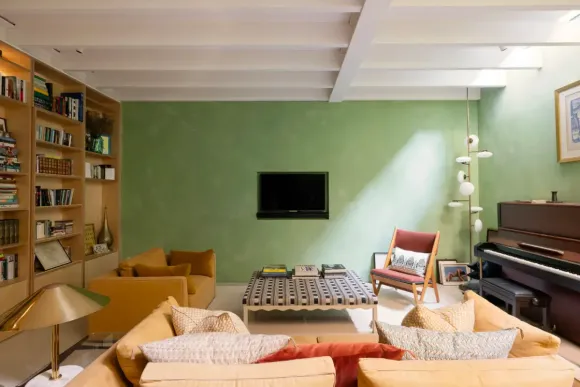 salon mur vert décoration contemporaine maison victorienne rénovée Londres