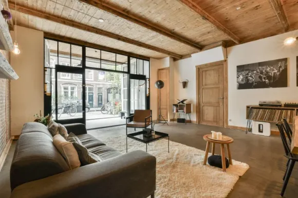 salon sol béton ciré loft 105m2 Amsterdam mur briques anciennes