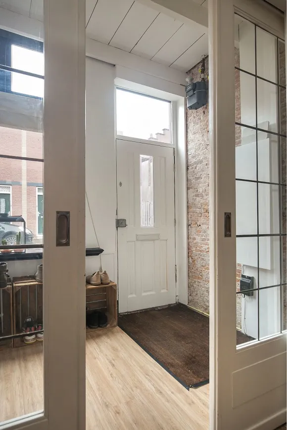 entrée avec mur de briques anciennes