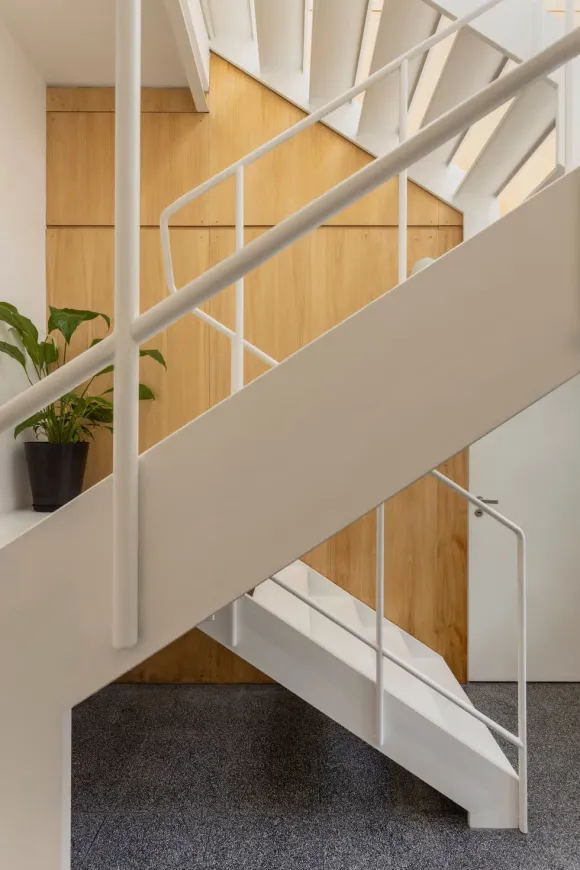 escalier métal blanc