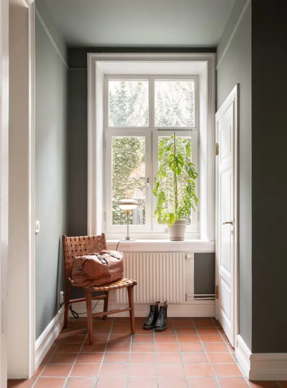 entrance with green walle and ceiling and terracotta tiles