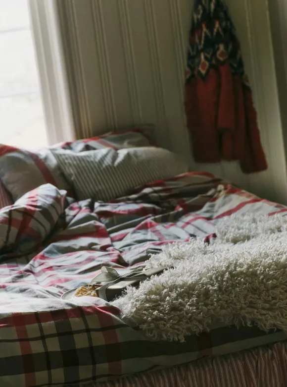 chambre linge de lit vert et rouge