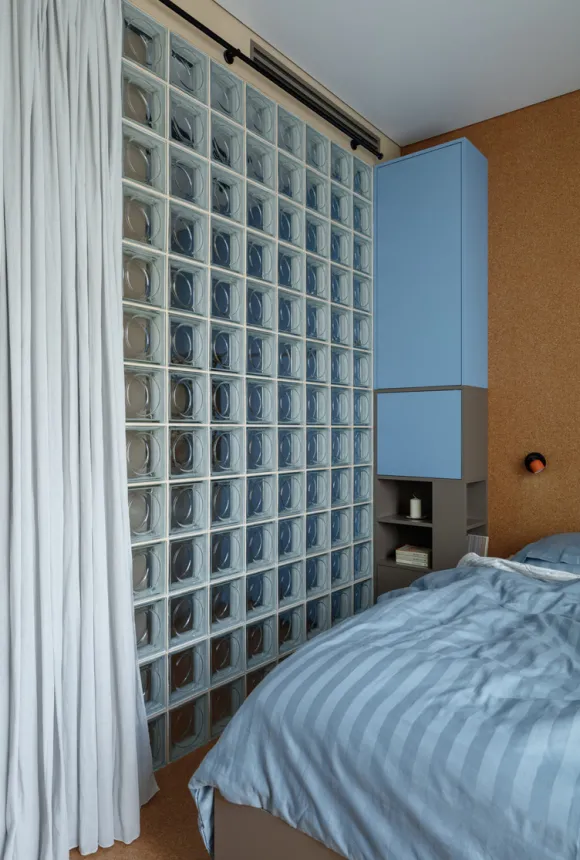 chambre studio 41m2 transformé en deux-pièces décoration contemporaine pavés de verre