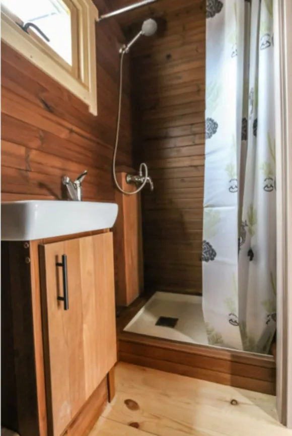 salle de bain tiny house 14m2 Nature Pod par Vagabond Haven
