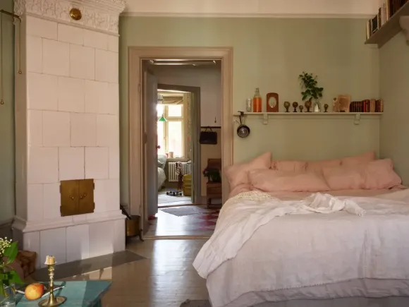 chambre vintage murs vert avec poêle décoration scandinave