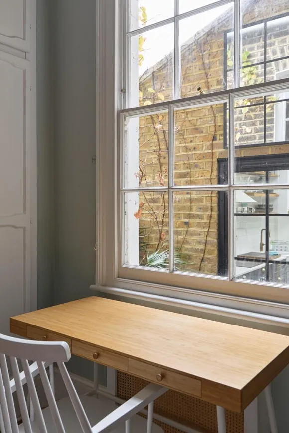 bureau avec fenêtre à guillotine appartement Londres décoration contemporaine