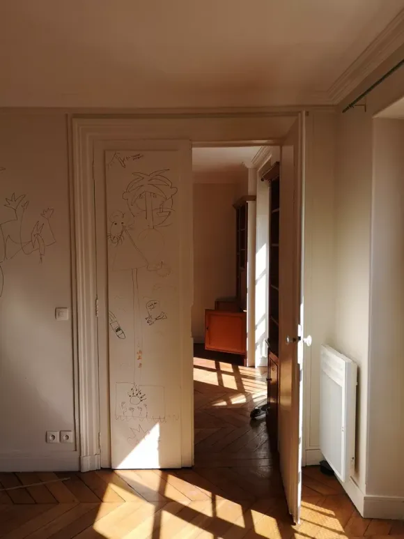 salon appartement haussmannien Paris avant rénovation