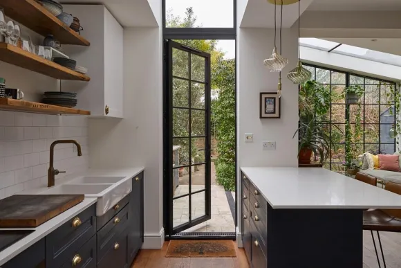 cuisine et salon appartement avec jardin Londres décoration contemporaine