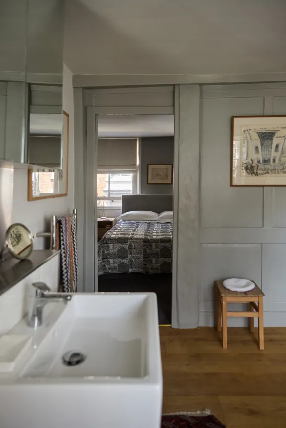 chambre avec salle de bain moquette noire et murs gris